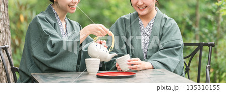 旅先で森林浴をしながらお茶を飲む浴衣姿の若いアジア人女性 旅先で森林浴をしながらお茶を飲む浴衣姿の若いアジア人女性 135310155