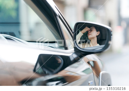 運転中に目眩がする女性 135310216