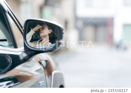 運転中に目眩がする女性 運転中に目眩がする女性 135310217