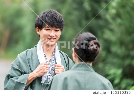 温泉旅行に来た浴衣姿のカップル・夫婦 135310350