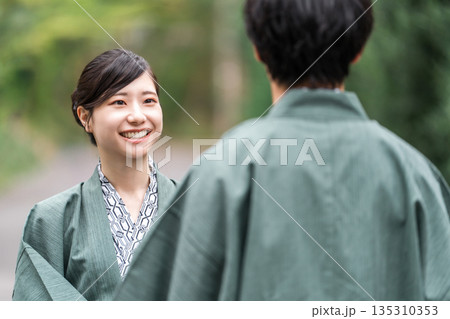 温泉旅行に来た浴衣姿のカップル・夫婦 135310353