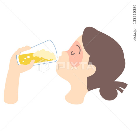 ビールを飲んで酔う女性の横顔 135310386