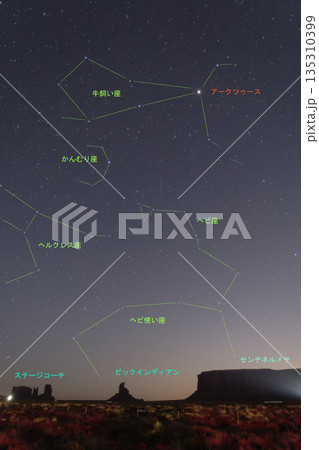 モニュメントバレー5月の星景写真星座線付き 135310399