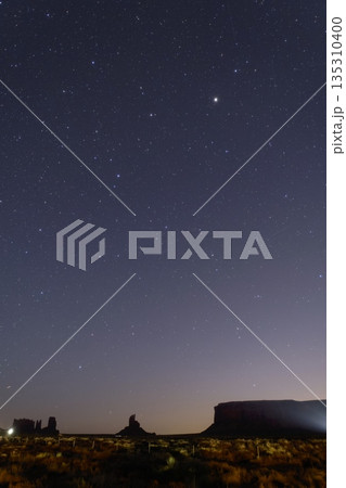 モニュメントバレー5月の星景写真星座線無し モニュメントバレー5月の星景写真星座線無し 135310400