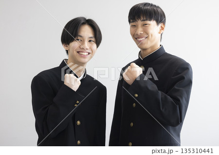 学生服を着た男子学生 135310441
