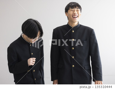 学生服を着た男子学生 学生服を着た男子学生 135310444