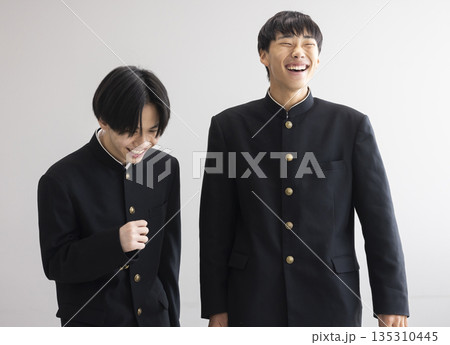 学生服を着た男子学生 学生服を着た男子学生 135310445