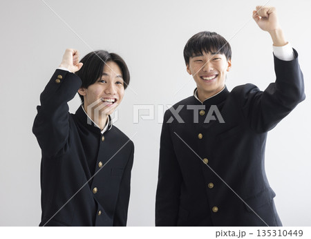 学生服を着た男子学生 学生服を着た男子学生 135310449