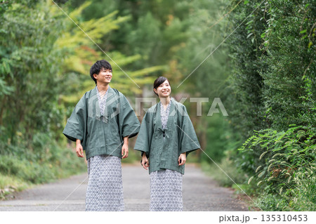 温泉旅行に来た浴衣姿のカップル・夫婦 135310453