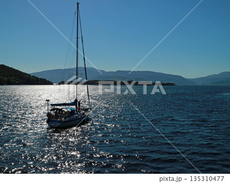 ノルウェーのハダンゲンフィヨルド沖合の風景 ノルウェーのハダンゲンフィヨルド沖合の風景 135310477