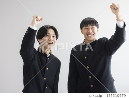 学生服を着た男子学生 135310479