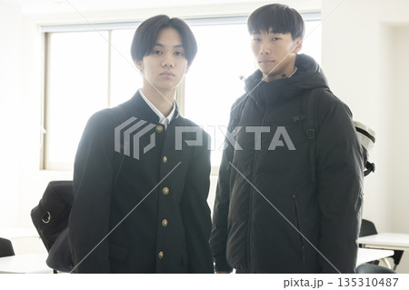 学生服を着た男子学生 135310487