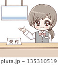 受付で案内をする女性スタッフのイラスト 135310519