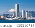 《神奈川県》横浜みなとみらいと富士山をのぞむ風景 135310732