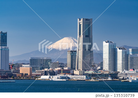 《神奈川県》横浜みなとみらいと富士山をのぞむ風景 《神奈川県》横浜みなとみらいと富士山をのぞむ風景 135310739