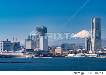 《神奈川県》横浜みなとみらいと富士山をのぞむ風景 《神奈川県》横浜みなとみらいと富士山をのぞむ風景 135310741