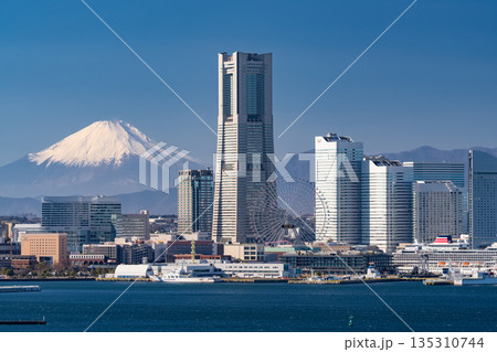 《神奈川県》横浜みなとみらいと富士山をのぞむ風景 135310744