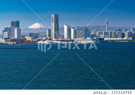 《神奈川県》横浜みなとみらいと富士山をのぞむ風景 135310748