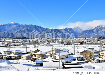 長野県大町市大町より餓鬼岳~蓮華岳方面を望む(長野県大町市)【2026.1】 長野県大町市大町より餓鬼岳~蓮華岳方面を望む(長野県大町市)【2026.1】 135310839