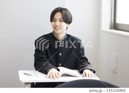 勉強する男子高校生 135310905
