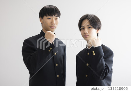 学生服を着た男子学生 学生服を着た男子学生 135310906