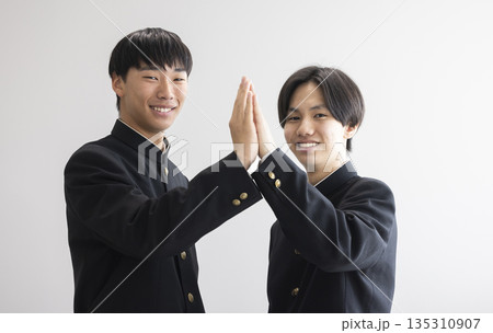 学生服を着た男子学生 学生服を着た男子学生 135310907