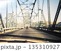車窓から見たブリッジ 135310927