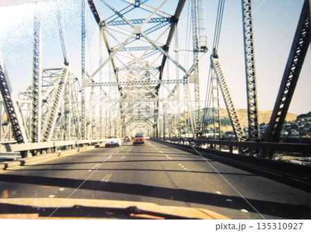 車窓から見たブリッジ 135310927