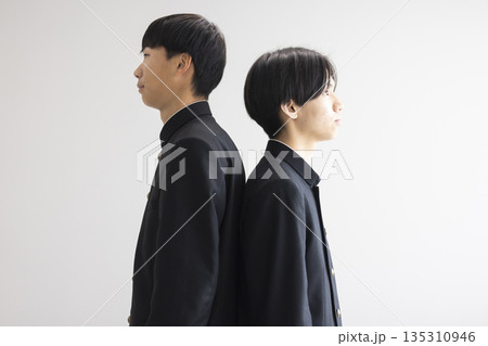 学生服を着た男子学生 135310946