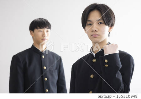 学生服を着た男子学生 135310949