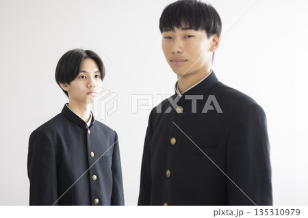 学生服を着た男子学生 135310979