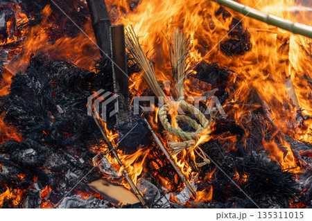 正月の伝統行事 どんど焼き神事 正月の伝統行事 どんど焼き神事 135311015