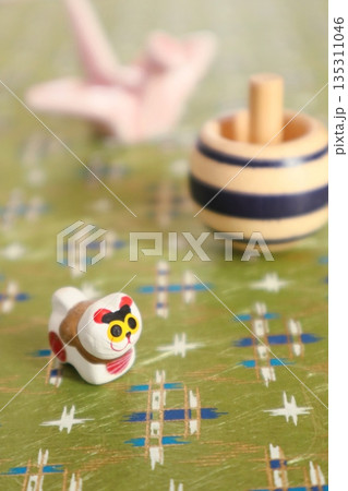 犬の張り子と鶴とコマ 135311046