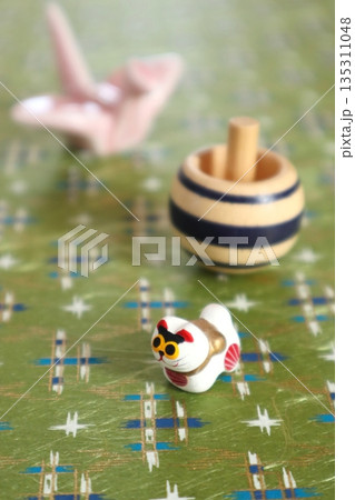 犬の張り子と鶴とコマ 135311048
