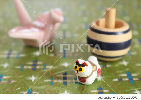 犬の張り子と鶴とコマ 135311050