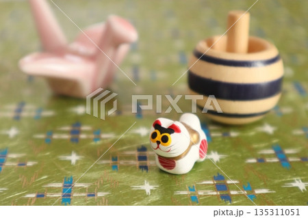 犬の張り子と鶴とコマ 135311051