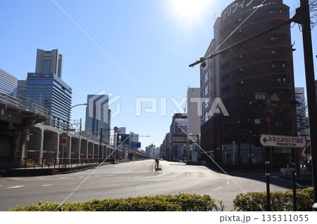 高島町交差点から桜木町駅方面を望む（神奈川県横浜市西区高島2丁目） 135311055