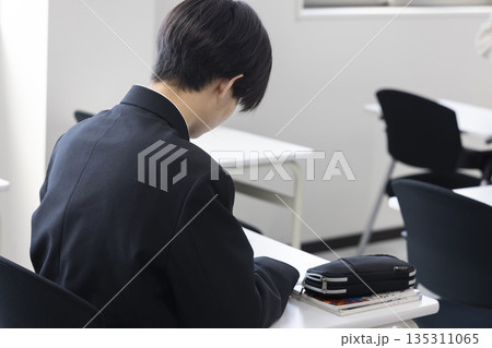 勉強する男子高校生 勉強する男子高校生 135311065
