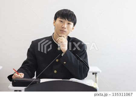 勉強する男子高校生 135311067