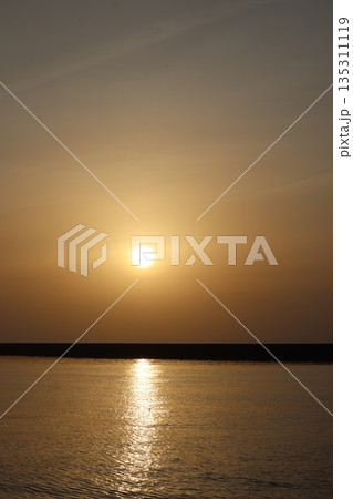 海に沈む夕日 海に沈む夕日 135311119