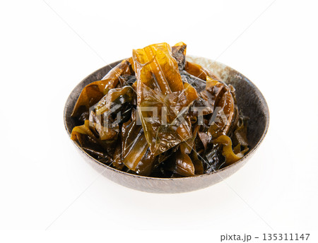 Brown seaweed in black bowl.Japanese food. 135311147