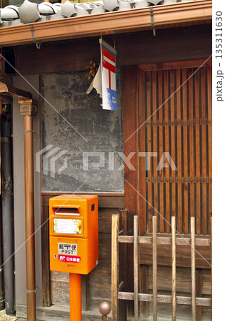 木造家屋とレトロな郵便ポスト 木造家屋とレトロな郵便ポスト 135311630