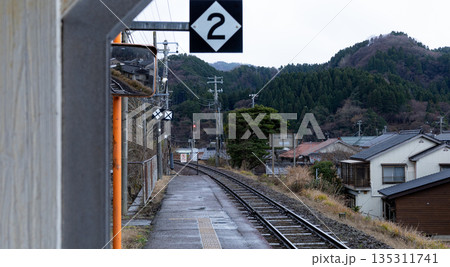 小雪舞う冬の山陰地方兵庫県新温泉町にある諸寄駅から見た風景 135311741