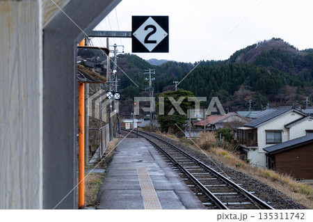 小雪舞う冬の山陰地方兵庫県新温泉町にある諸寄駅から見た風景 小雪舞う冬の山陰地方兵庫県新温泉町にある諸寄駅から見た風景 135311742