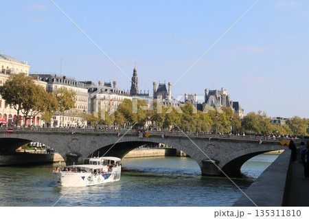 パリのシンボル　エッフェル塔 135311810