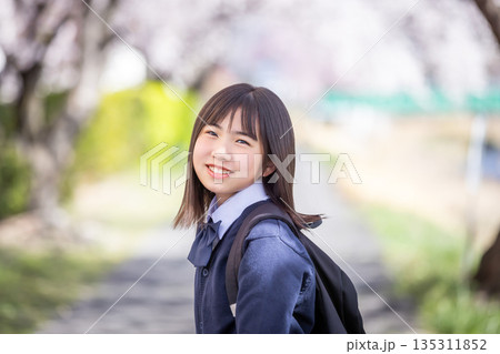 笑顔で振り返る女の子 135311852