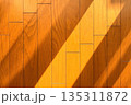 窓から差し込む日差しと影が落ちるフローリング 135311872