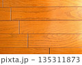 木目のある茶色の板の背景画像 135311873