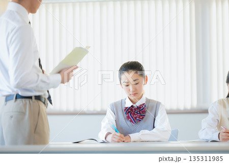 塾で勉強する学生と講師 塾で勉強する学生と講師 135311985