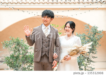 結婚式場を歩く新郎新婦（入場・結婚式・アジア人） 135312008